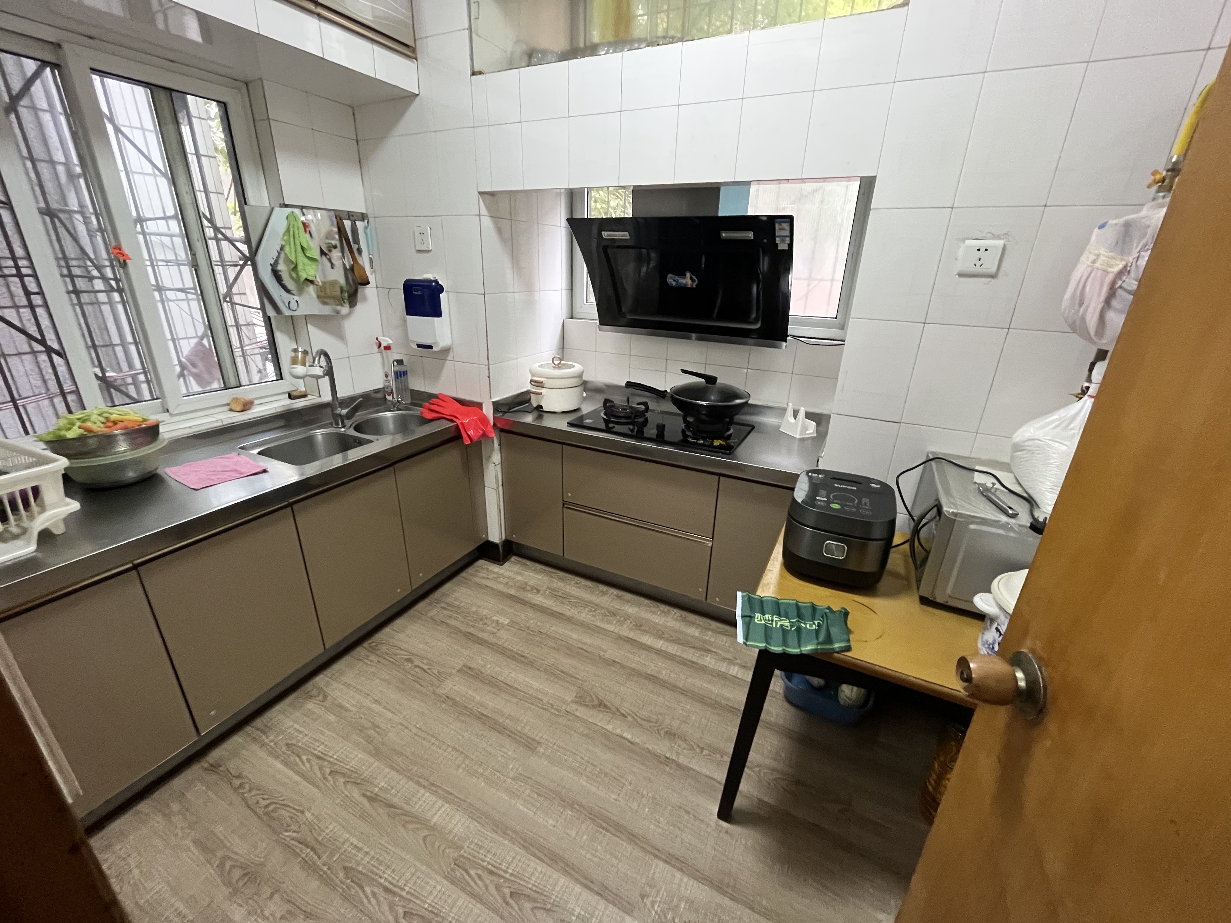 老城区，西桥，华宝小区，大三房，架空一楼，地理位置好，看房方便