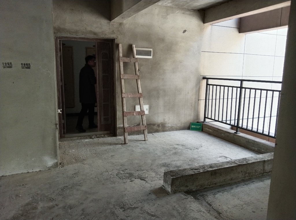 元泰未来城毛坯大平层四房.南北通透双阳台.看房方便