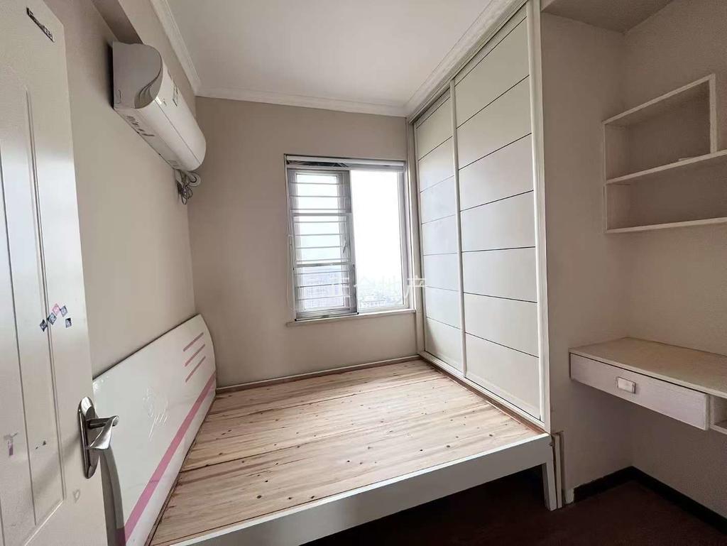 急售，森林国际，精装三房，单价不到5200，好楼层，楼下就是二中二小，