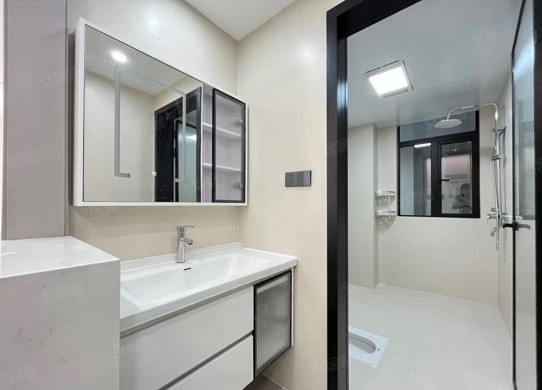 52，亏本急售，城南，全新精装三房，包车位包过户，中间楼层，三开间朝南