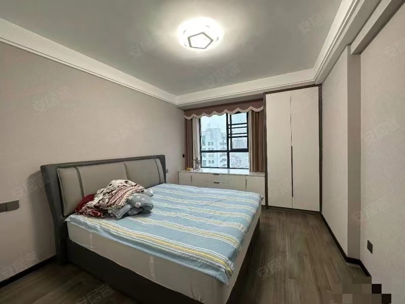 急售，武商旁，次新小区，中间好楼层，9.99成新，电梯精装三房，南北通透，采光视野好