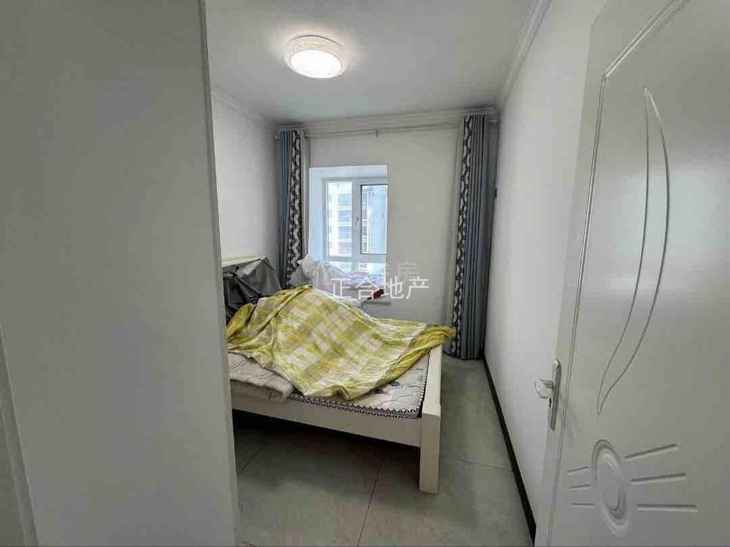 仙桃江滩公园旁，电梯小高层，9.9成新，精装三室两厅两卫，南北通透