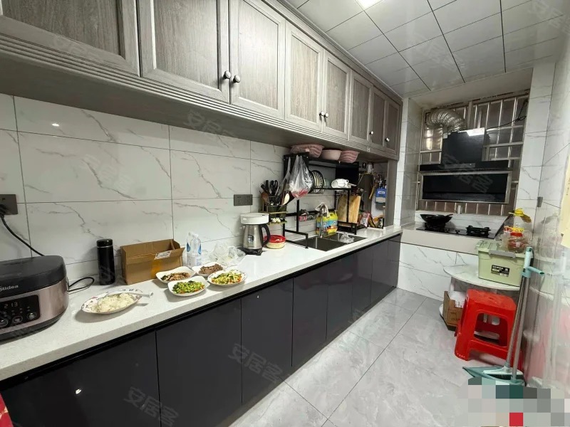 345，商城旁，交通路菜场附近，步梯二楼，精装三房，成色新，老证