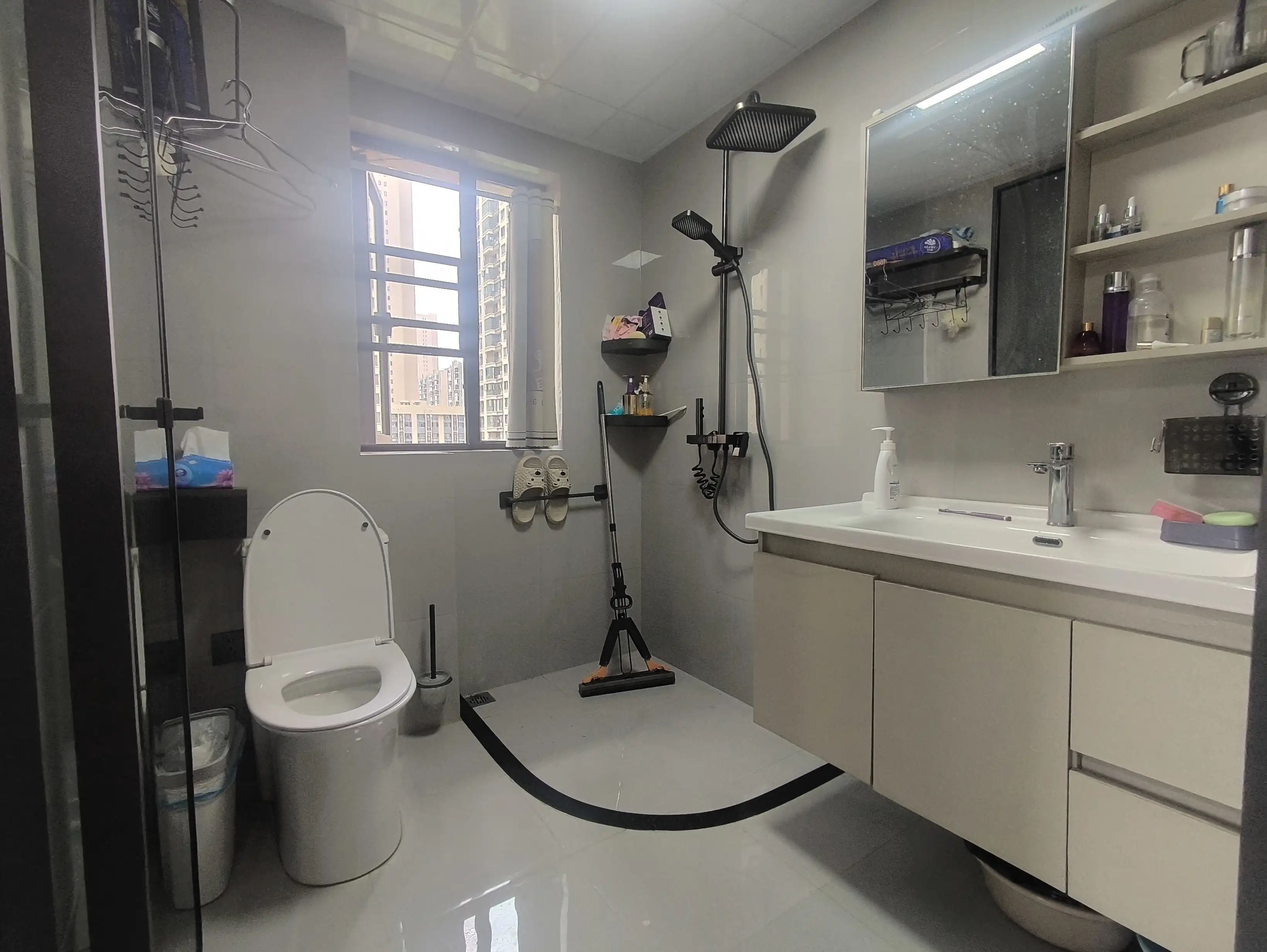 城南，荣怀E区，‮高小‬层，精装‮房三‬两卫，‮衣带‬帽间，诚心出售