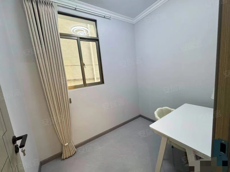 降价了，商城附近，步梯好楼层​，三楼，全新精装三房二卫，出门就是江滩公园，证满二年