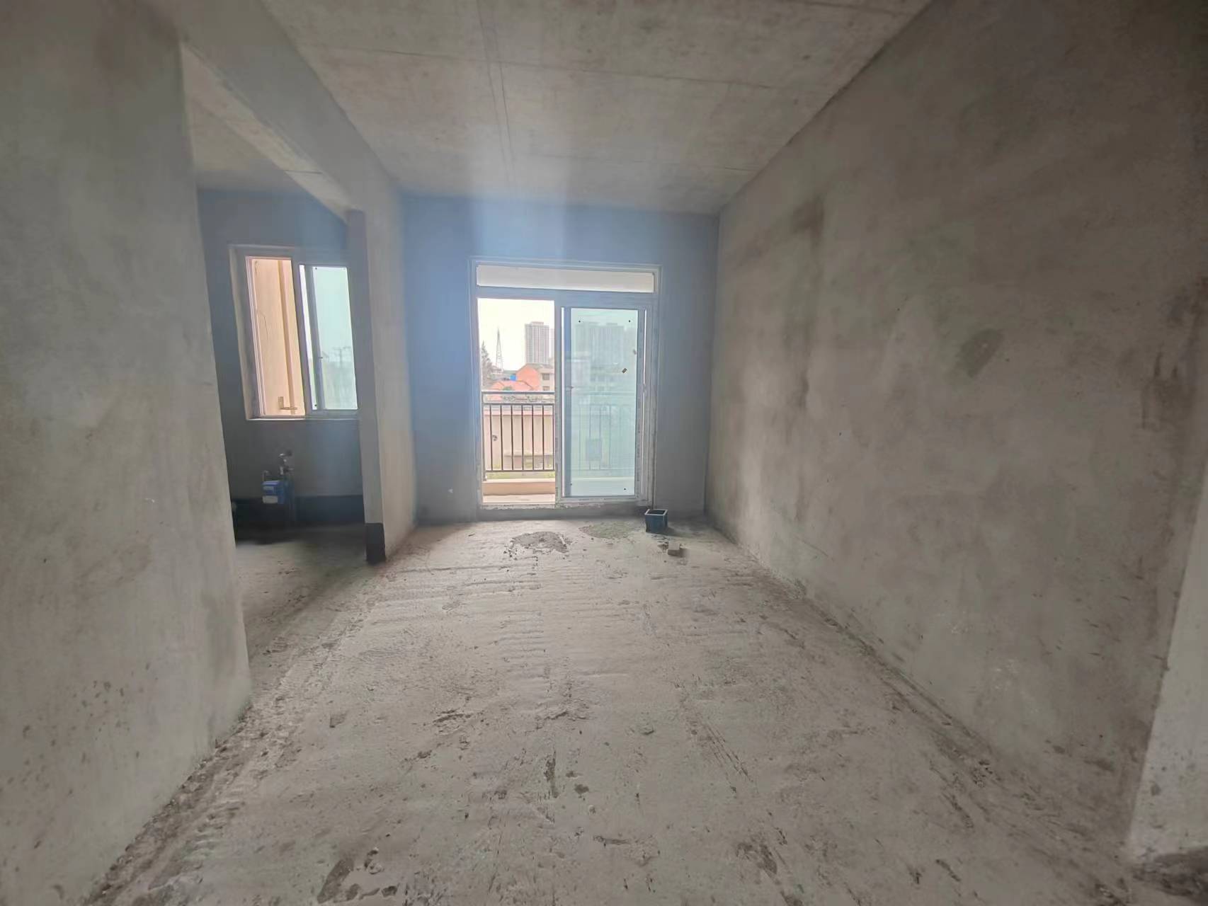 南国明珠.毛坯边户三房.南北通透.证件满二.还送车位哟.看房方便