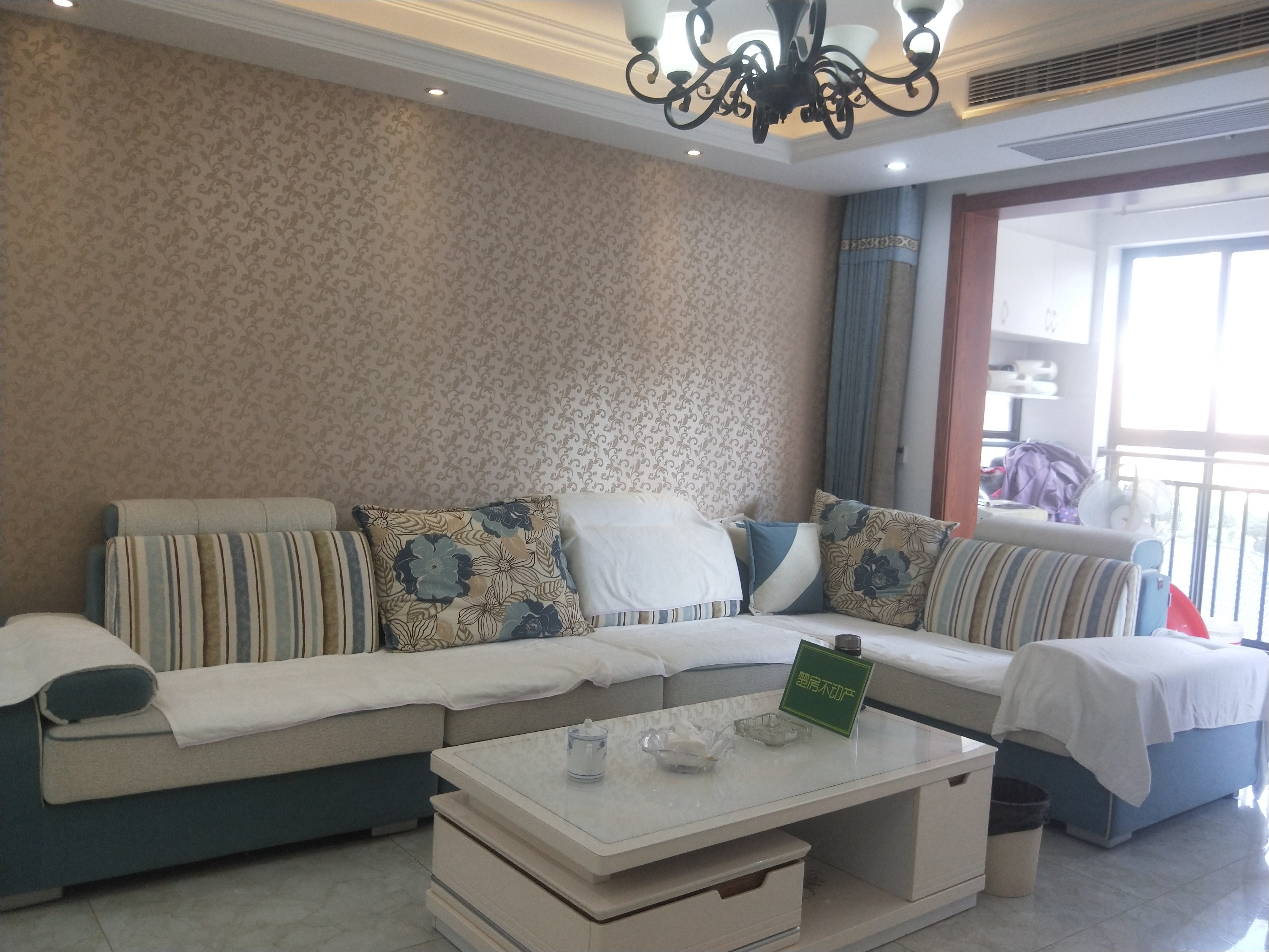 沔阳公馆精装三房，证件满二税费低，家里成色很新！