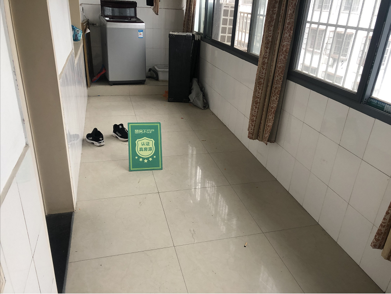 宏达小区车站对面大四房大阳台地段热闹出行方便