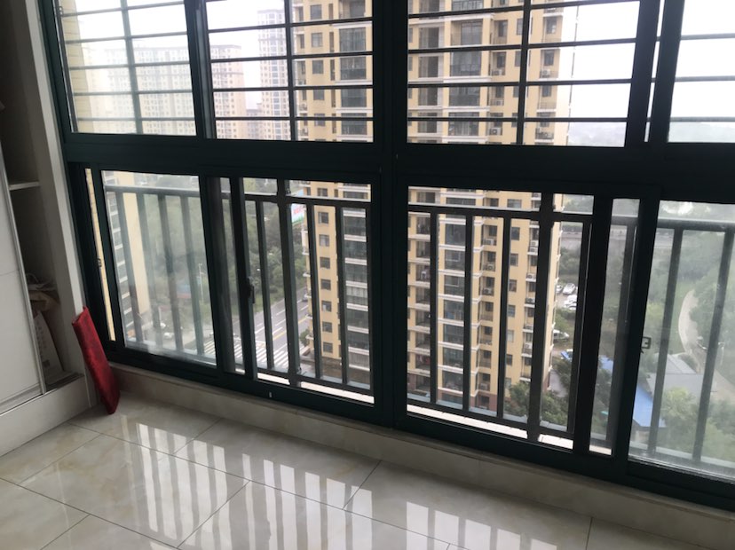 新城壹号4期四室两厅两卫两阳台 装修房子保养的好光线好上学方便