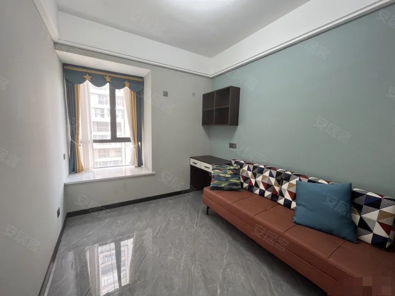 亏本出，城南，元泰未来城C区，边户，精装三房，证件满二，几乎全新，户型好