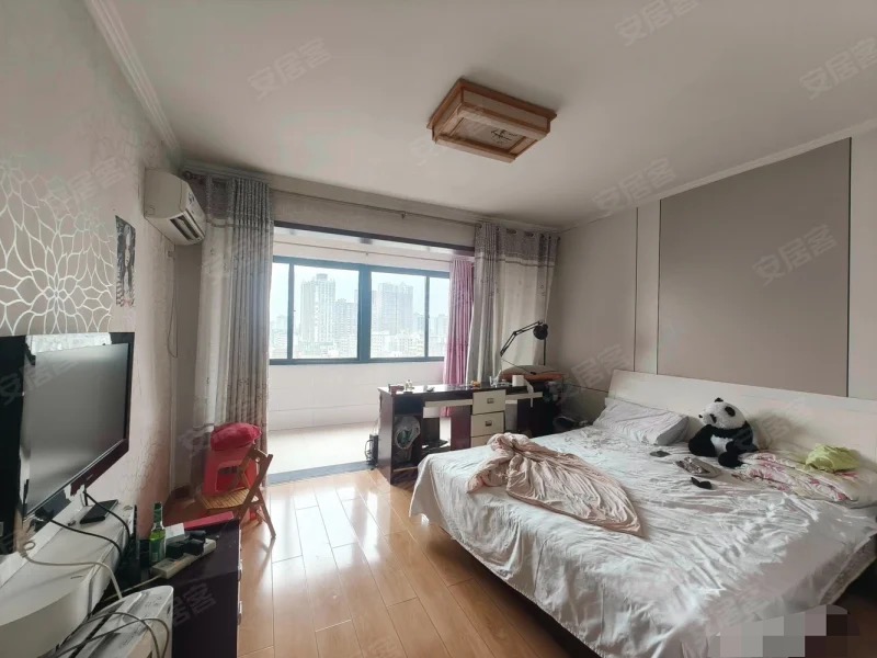 356，金色港湾，电梯小高层，单价3100，精装三房。诚心出售，南北通透