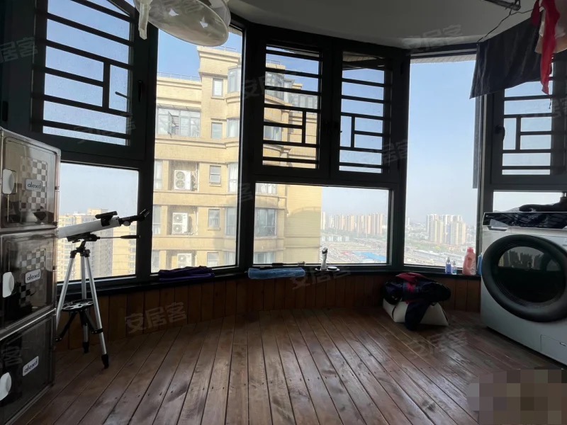 353，御台公馆，装修花了30万，边户，精装3房2卫，单价5200，全屋地暖中央空调，证满二