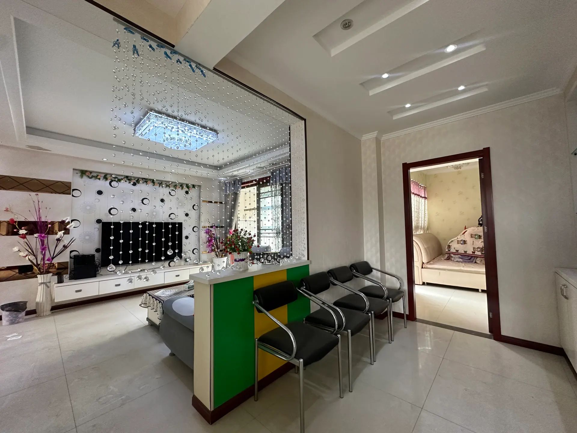 一中旁精装四房，边户，不介意顶楼看过来，地板价！