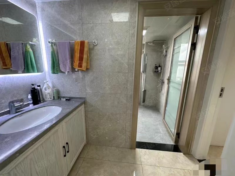 急售，元泰未来城B区，精装三房，​全屋地暖，单价6千多，下楼就是三中