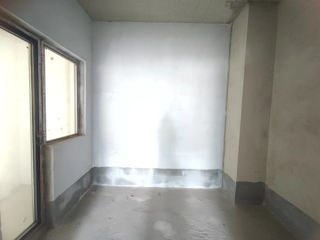 环球广场.毛坯三房.中间楼层.看房方便