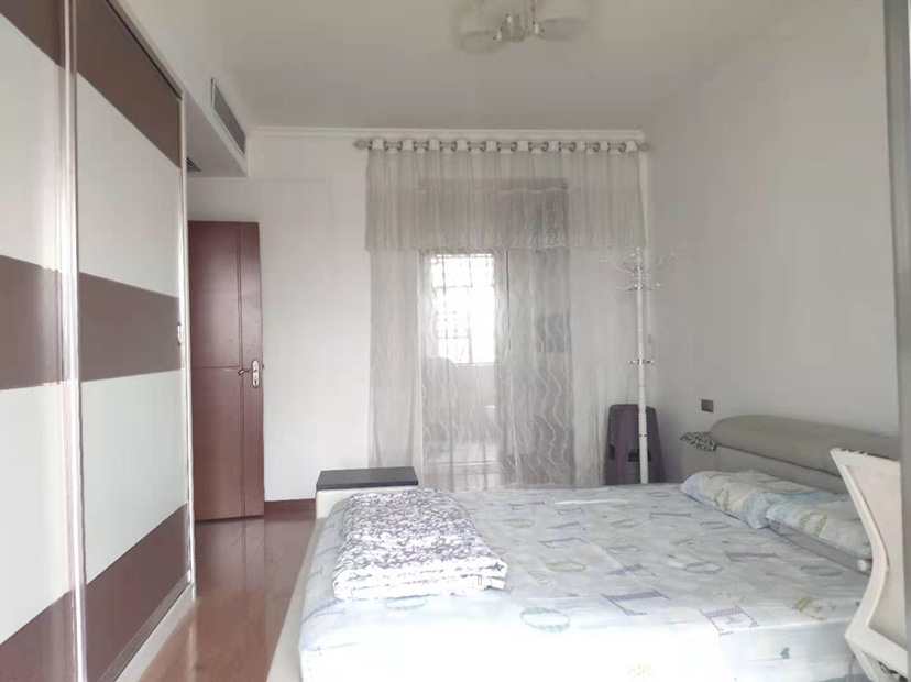 新城一号大户型，精装修，双阳台，交通便利