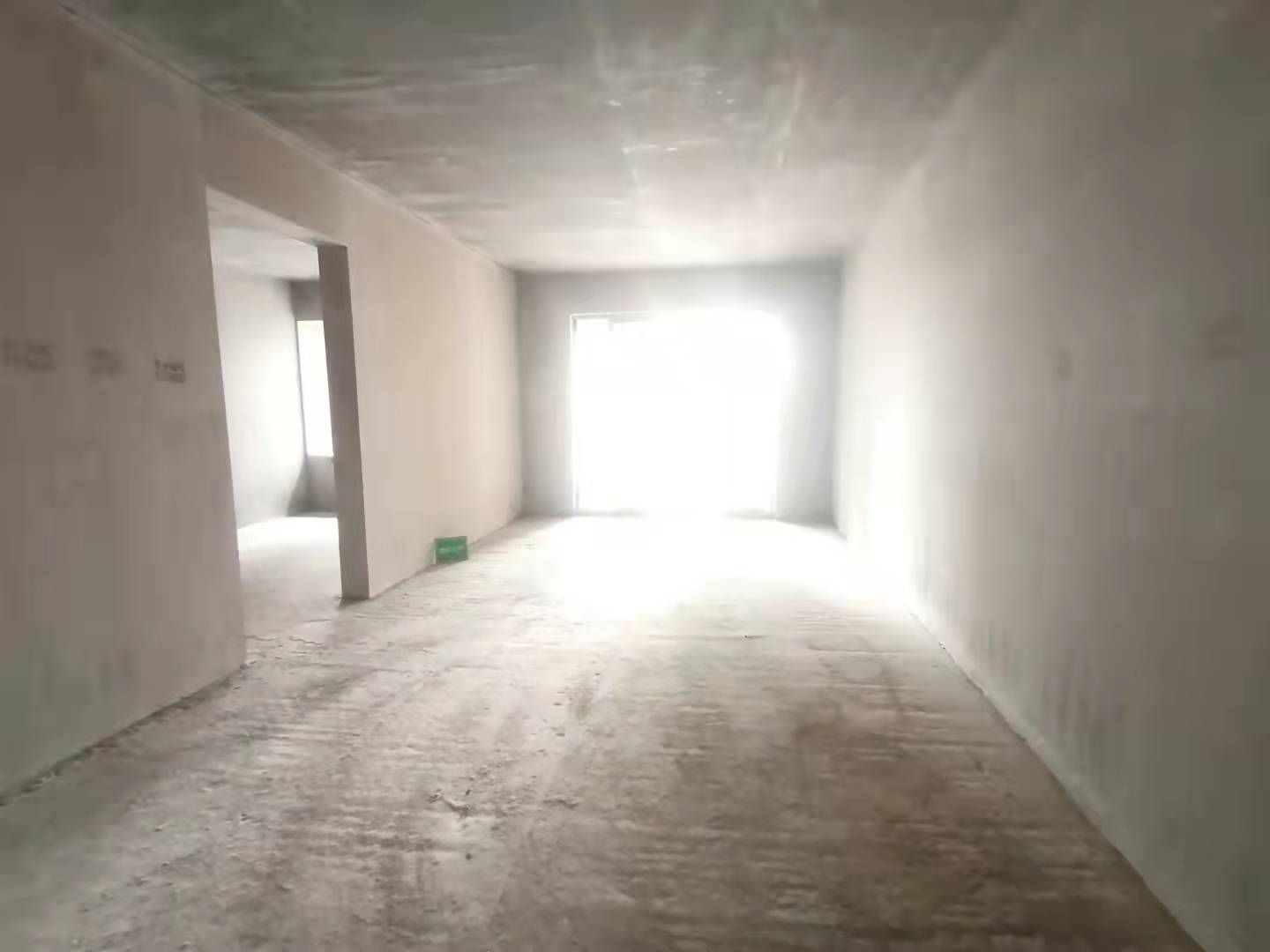 御湖世家 毛坯  中间楼层 带车位 采光好旁边沔小 幼儿园