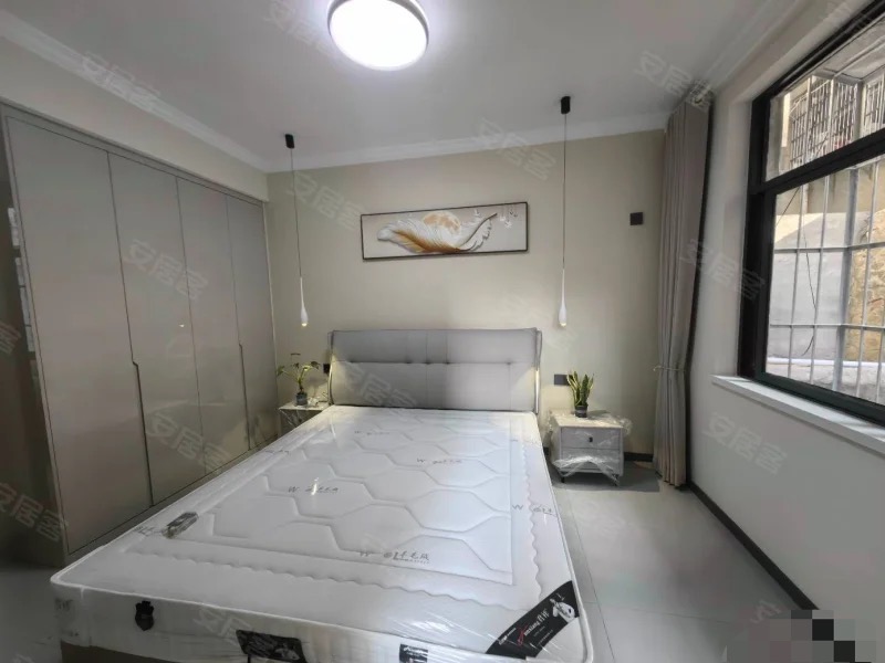 环球钟心旁，一楼带院子，银鑫小区，精装三房两厅两卫，养老陪读，证满二，手付1万