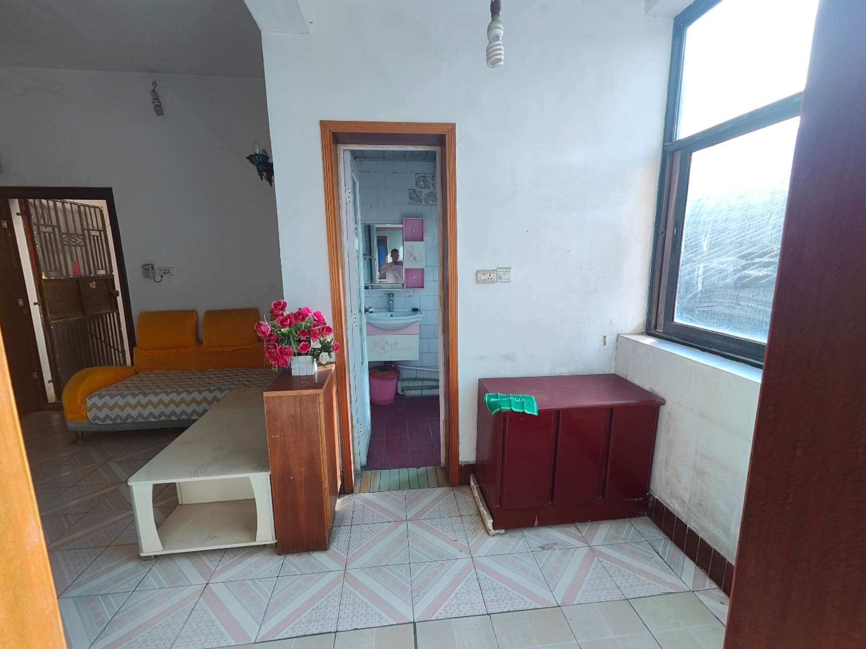 商城后面红旗电影院附近，步梯好楼层三个房间，便宜的吓人