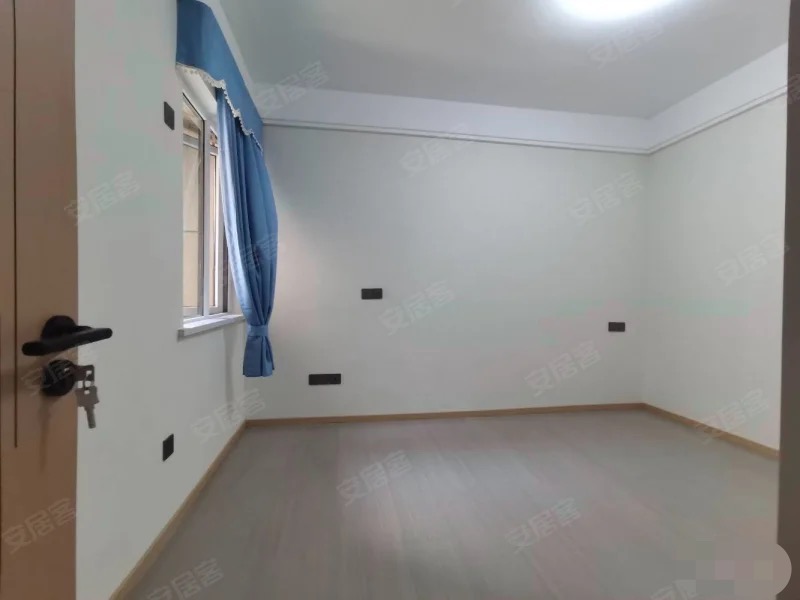 降价了，城南，元泰未来城B2区，湖景房，精装三房两卫，电梯好楼层19楼，