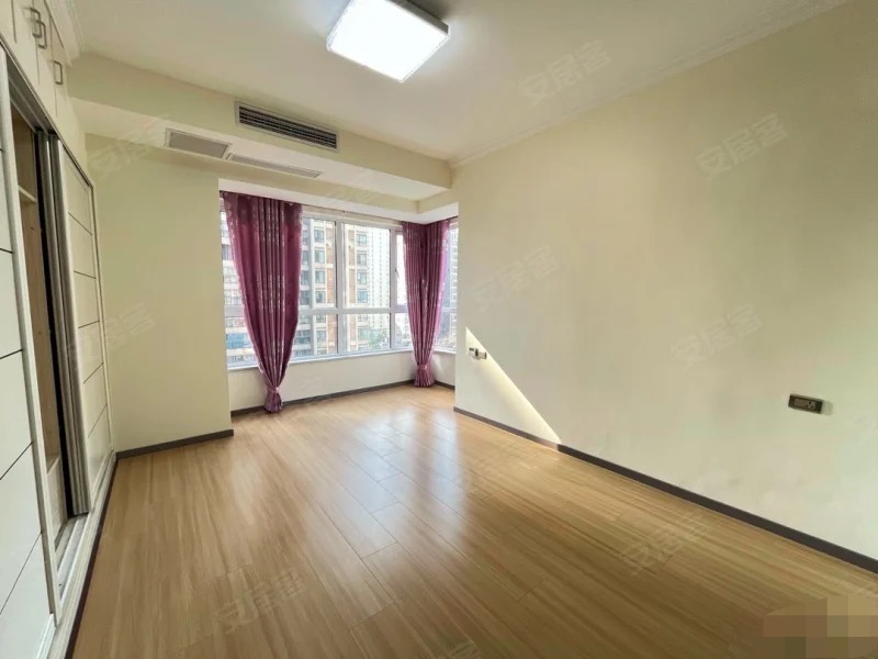 和合国际，精装三房，九成新，电梯10楼，南北通透，家电齐全，采光好，证满二