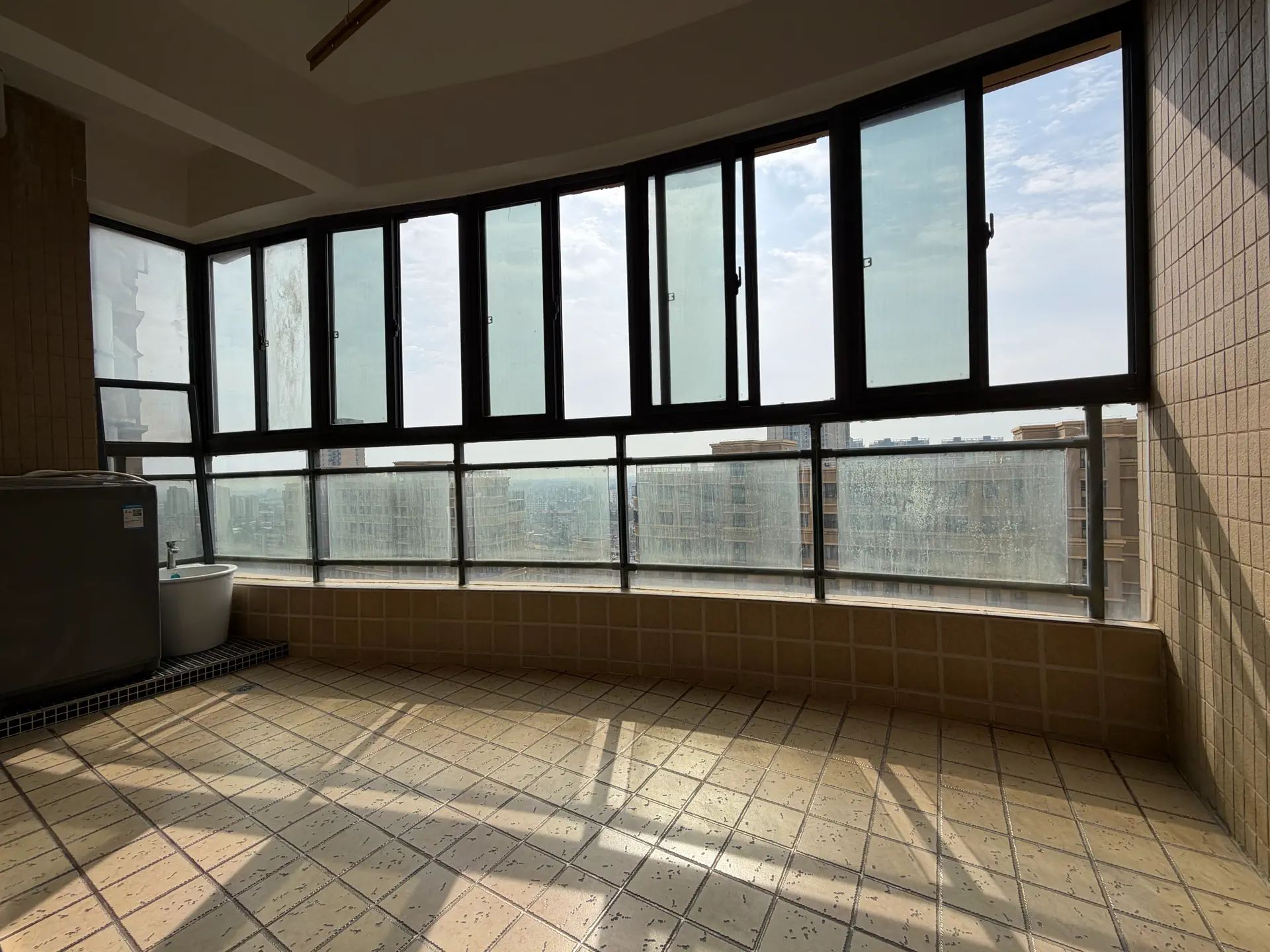 降价了，城东品质小区，公园世家，电梯19楼，东边户，精装三房两卫，证满二