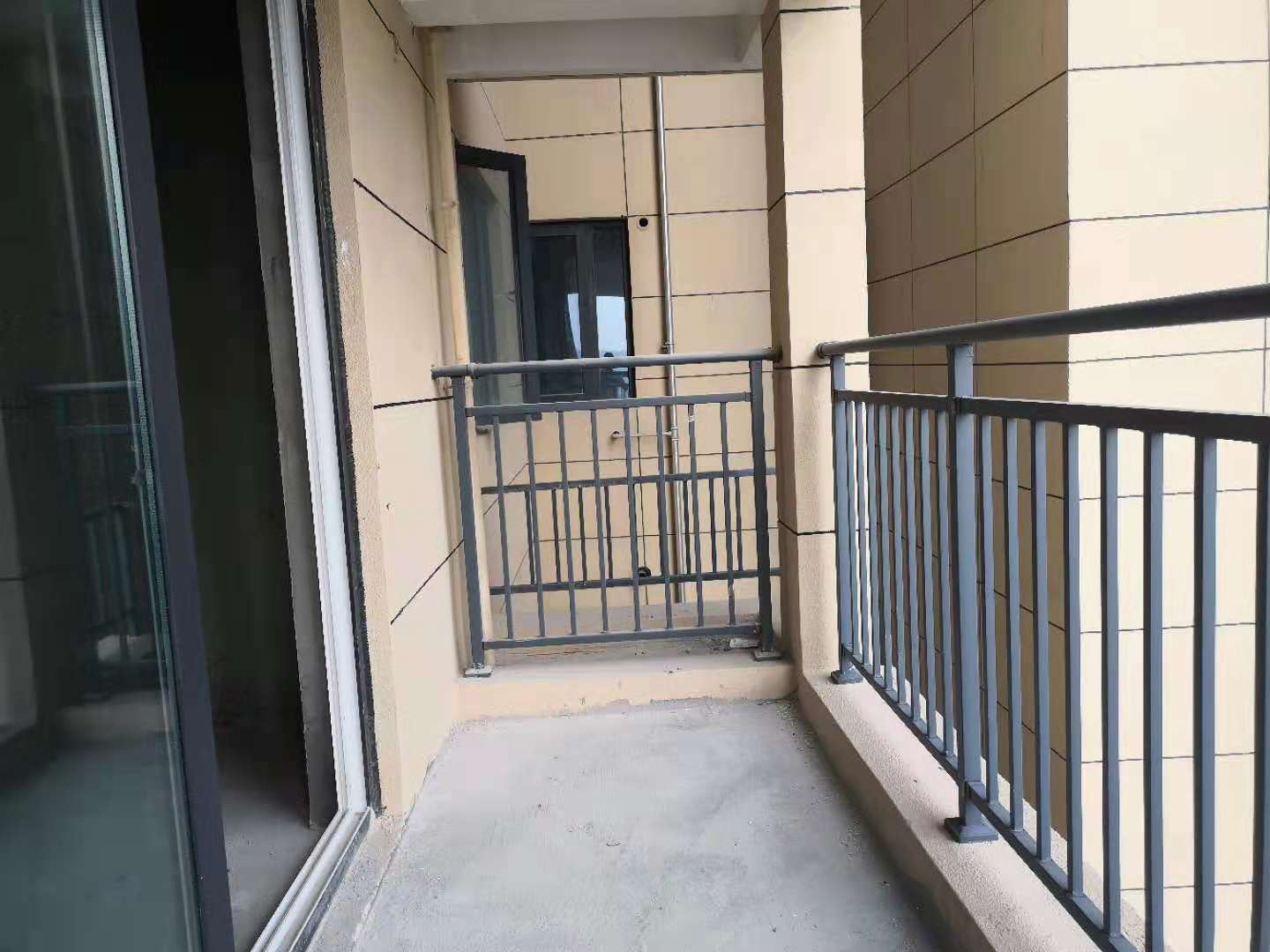 森林国际两面都临湖的湖景房毛坯三室两厅两卫看房方便