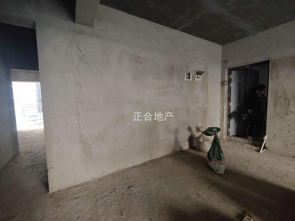 城南，城市丽景，边户，毛坯三房，单价3500，小高层，采光好，诚心出售