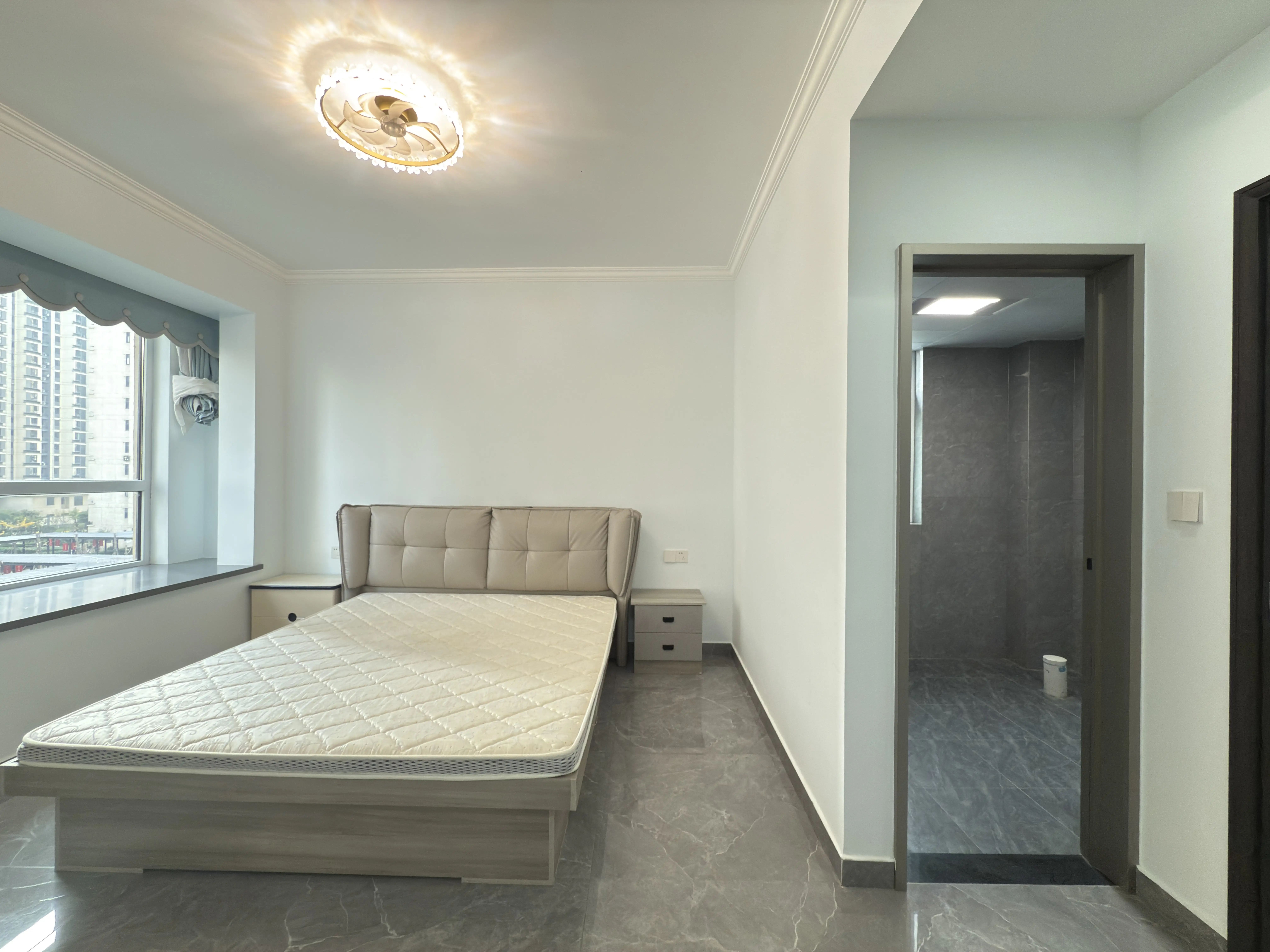 风和日丽，精装四房，全新装修，南北双阳台，单价5千多，证满二