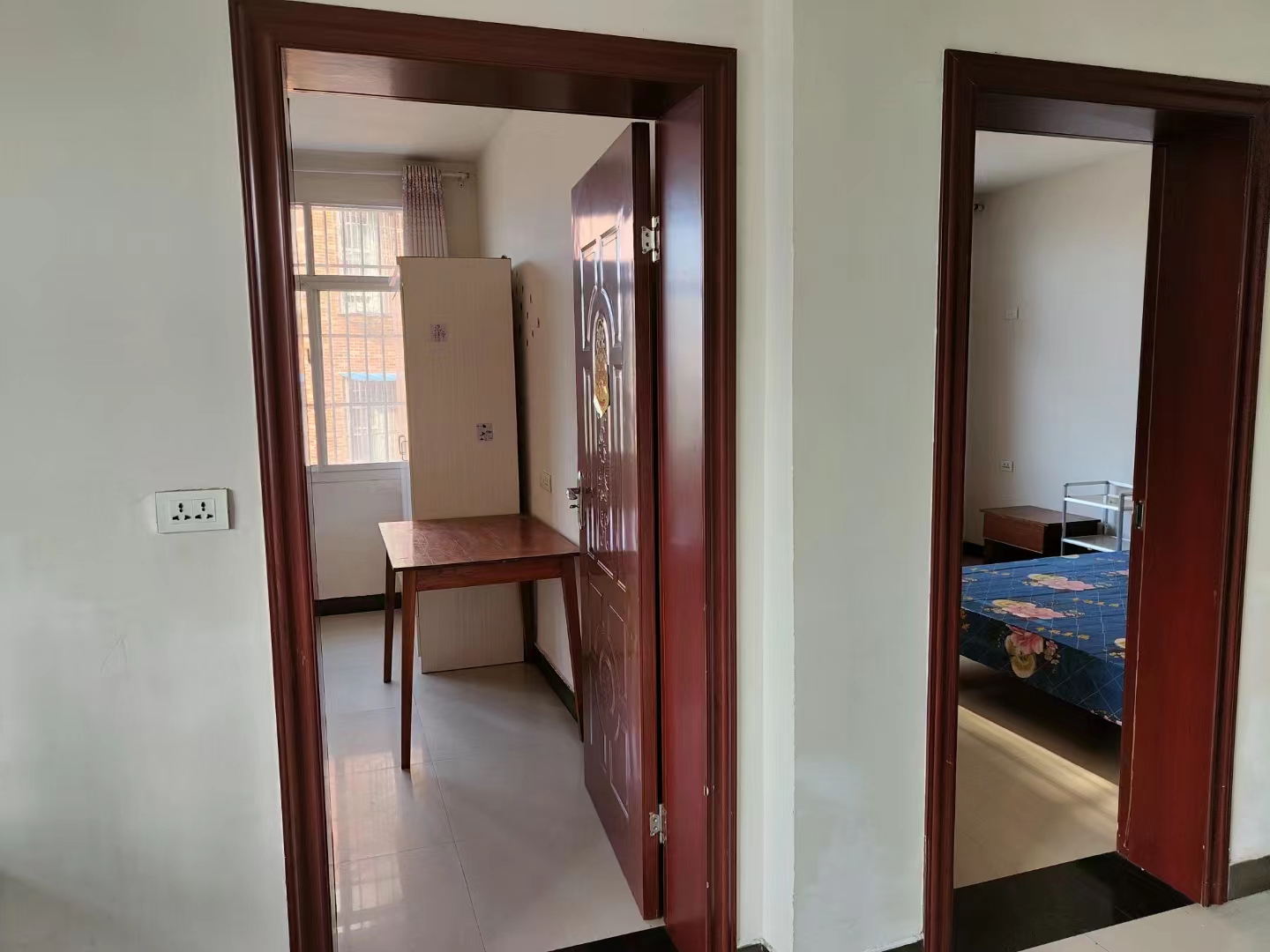 中百广场附近两室一厅出租，市衷心地段价格美丽