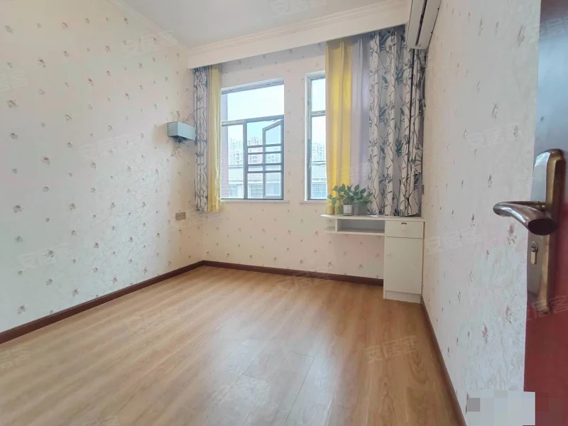 城南，新街电梯花园洋房，精装三房两卫，一梯两户车，采光好，证满二