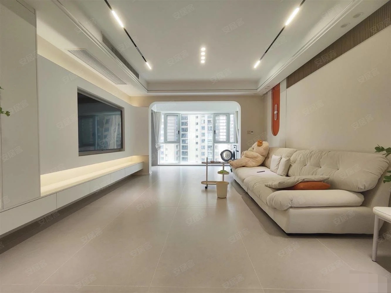 城南，御湖世家，精装大三房，纯东边户，电梯好楼层，带车位​全新装修，基本没住，证满二，