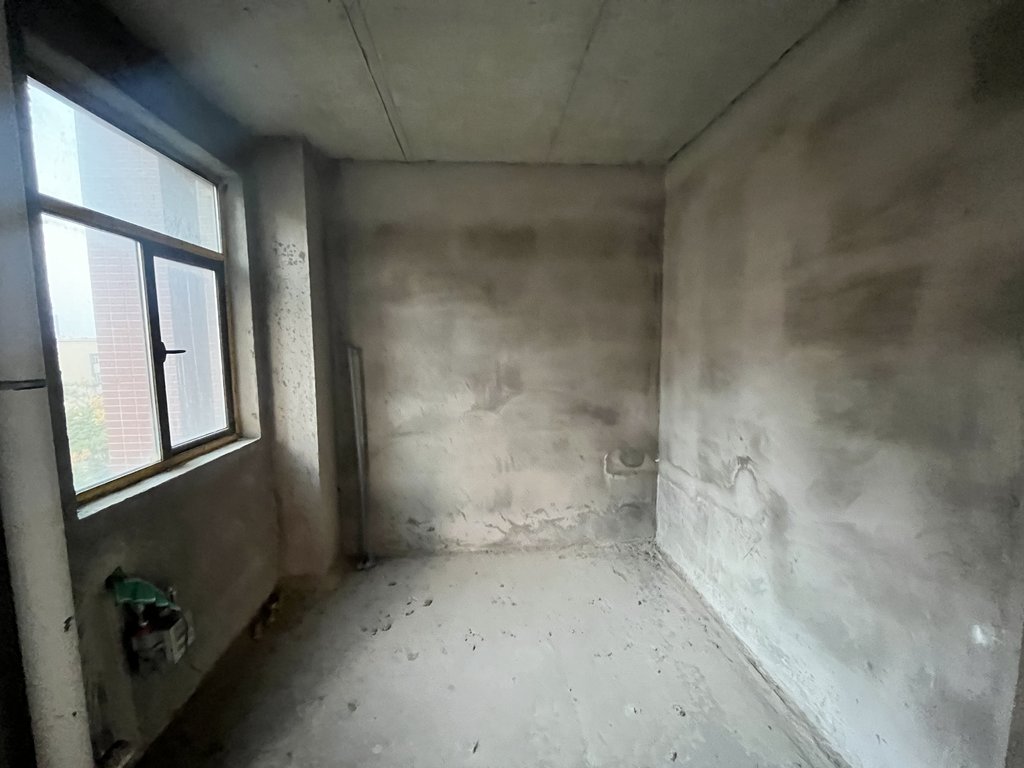 新城一号五期毛坯花园洋房