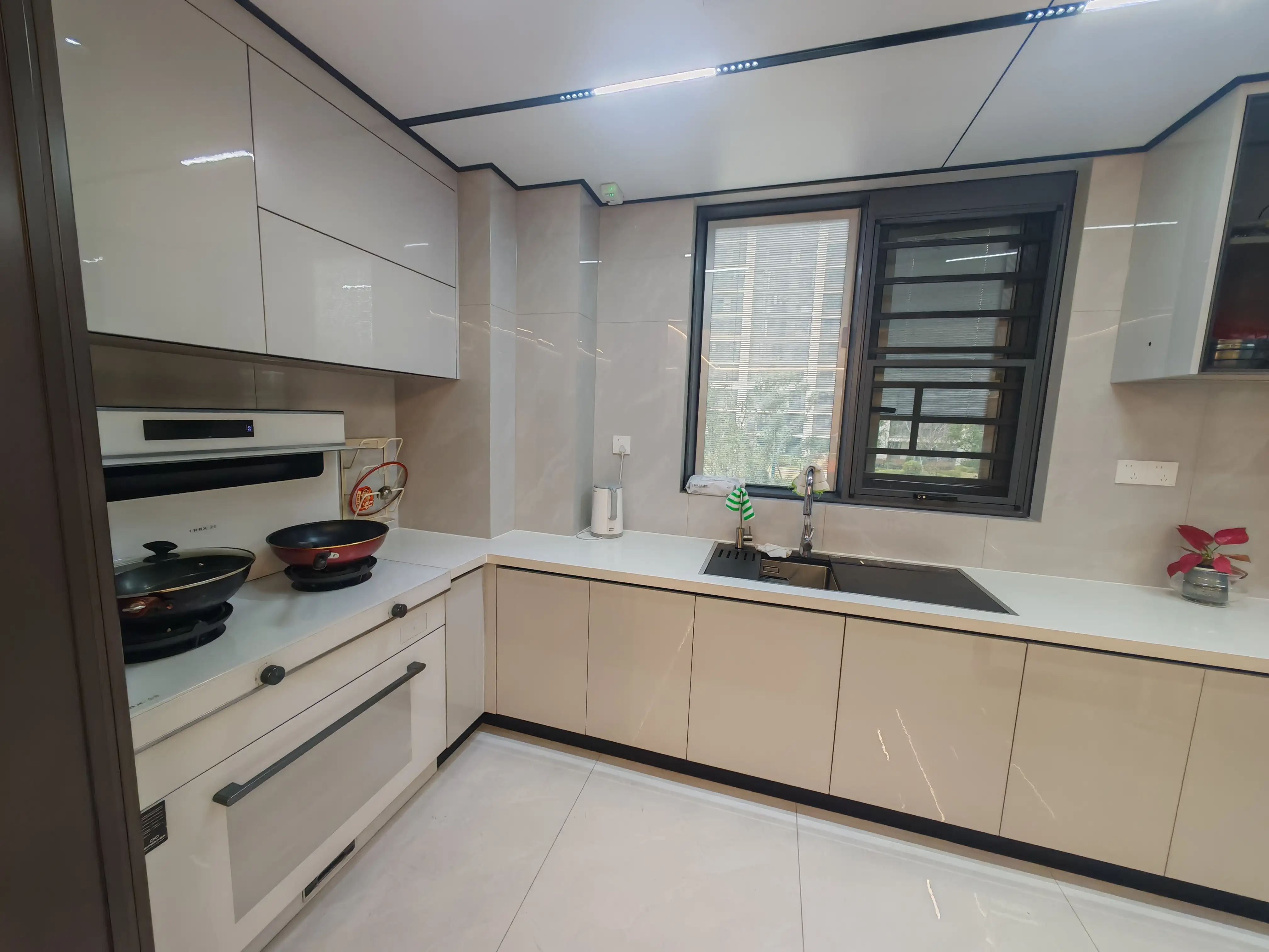 吾悦华府，边户，精装三房两卫，带充电桩的车位。诚心出售