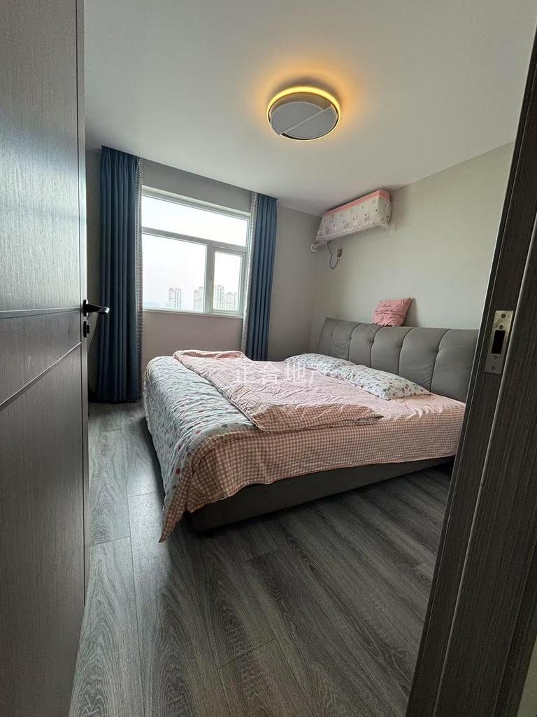 降价了，沔街头上，润泽天下，9.9成新，精装3房2卫，拎包即住。满二，好楼层