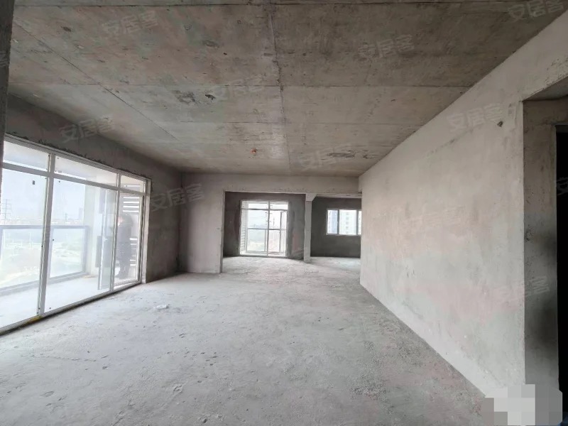 急售，蓝天白云，大平层​，单价6100+,，东边户，超大横厅，景观阳台，好楼层