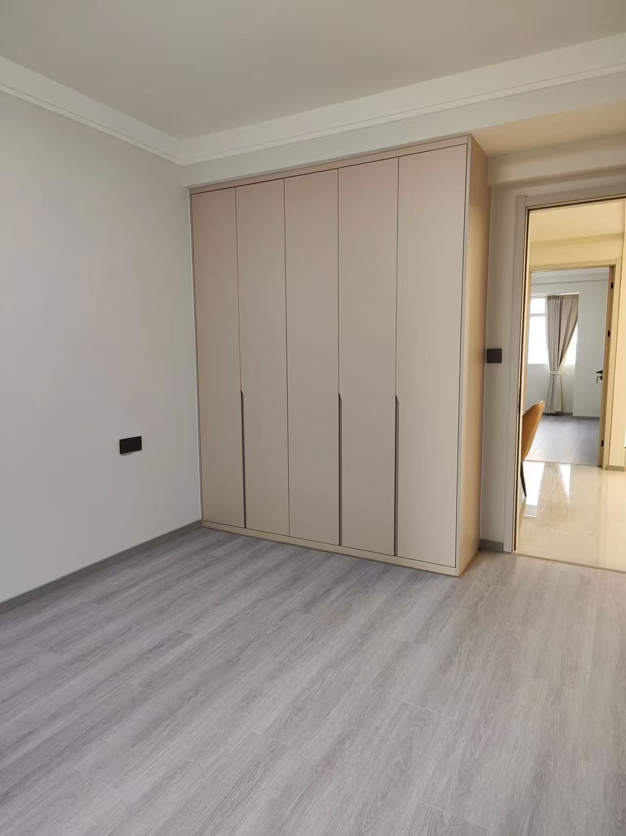 降价了，商城老三中附近，三合鑫城，单价4字头，全新精装4房，中间楼层，诚心出售，看中可谈