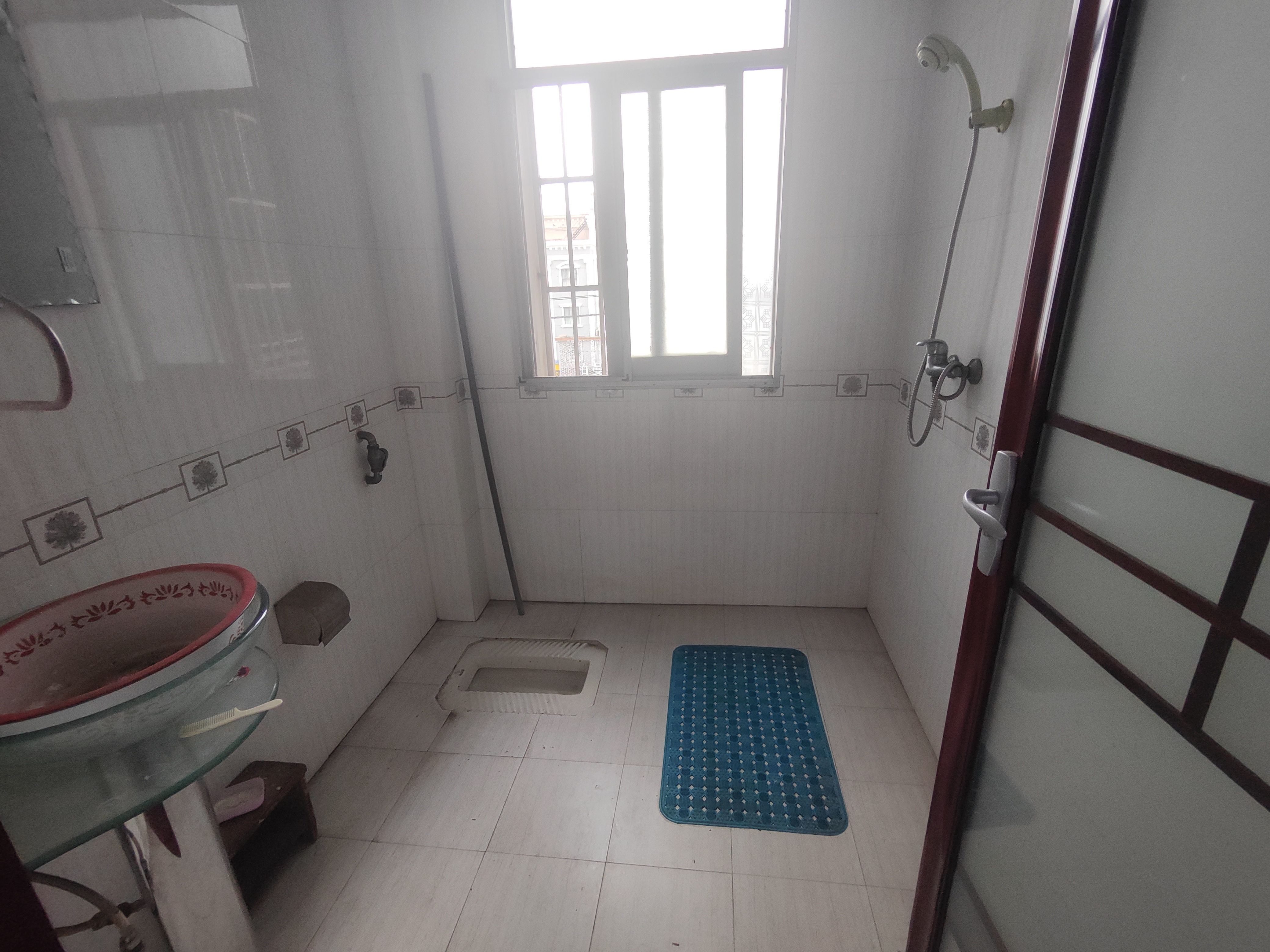 车站对面宏达小区.装修三房.证件满二.看房方便