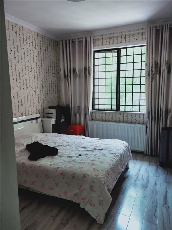 绿地华庭，精装大三房，小区环境好，绿化好，成色新！欢迎看房