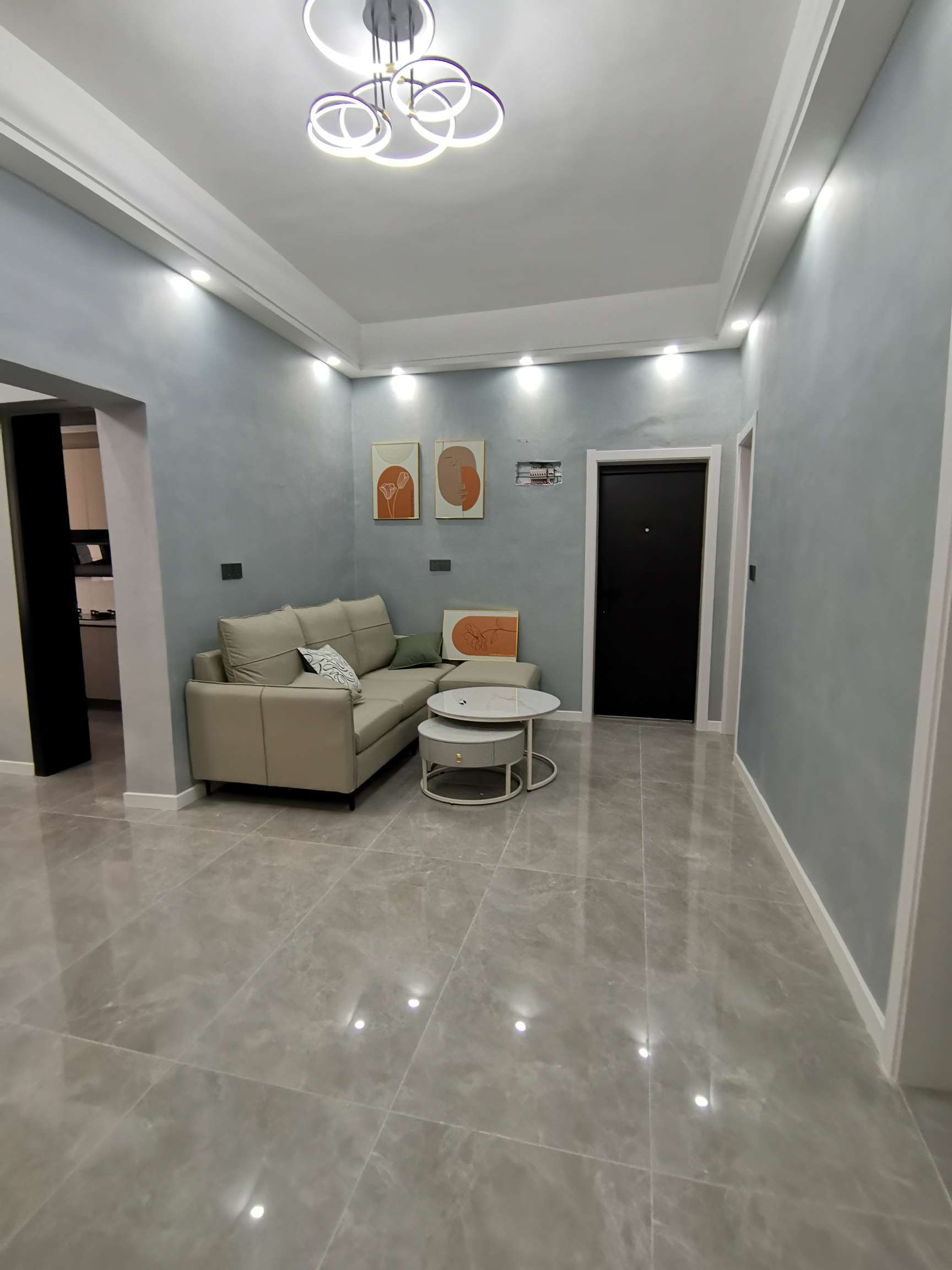 纽芬兰酒店对面，步梯二楼，大阳台，有院子好停车，精装三房