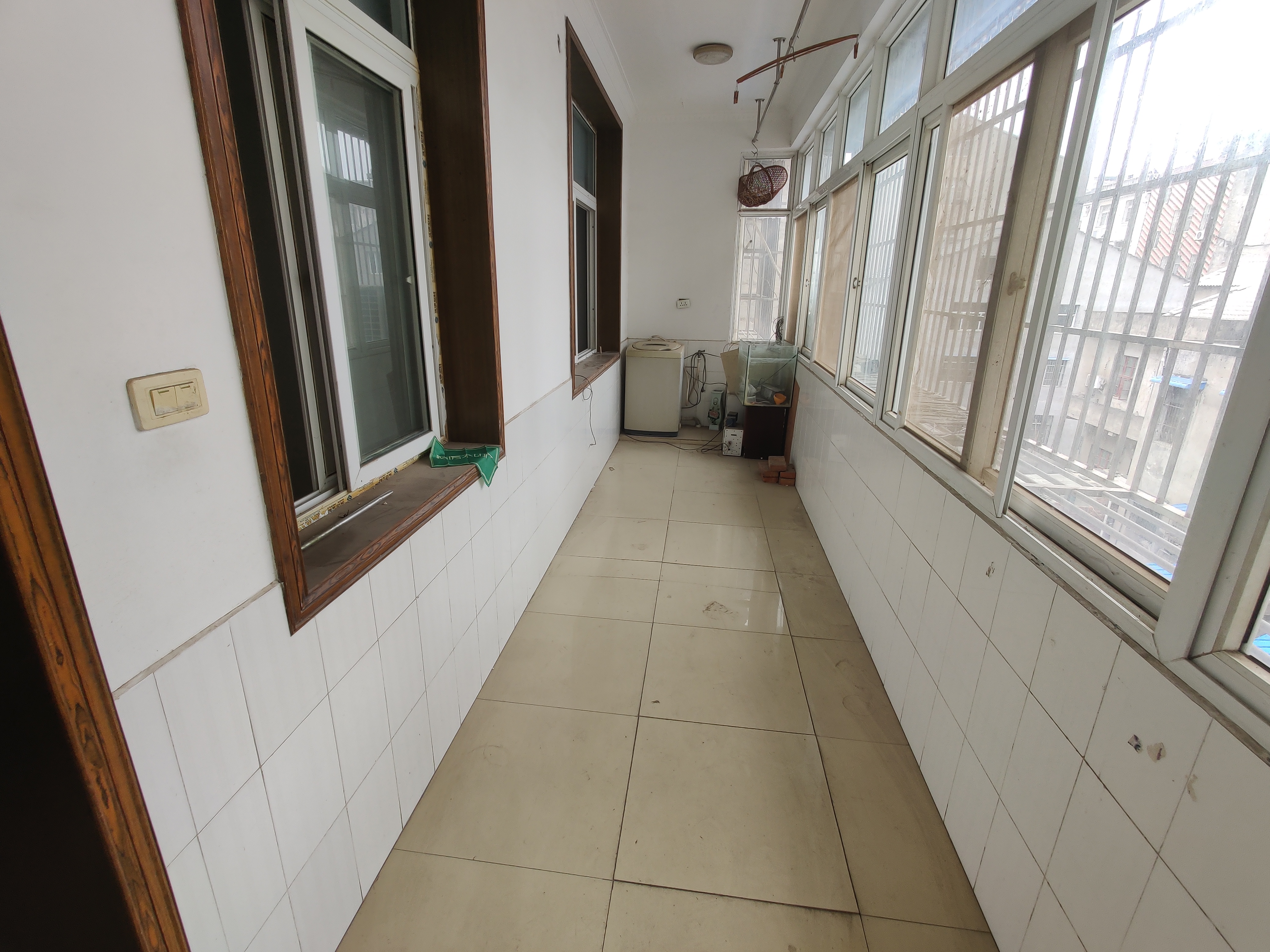 新村河东街 栋单元楼一梯一户大平层带地下室车库 立水电有卫生间