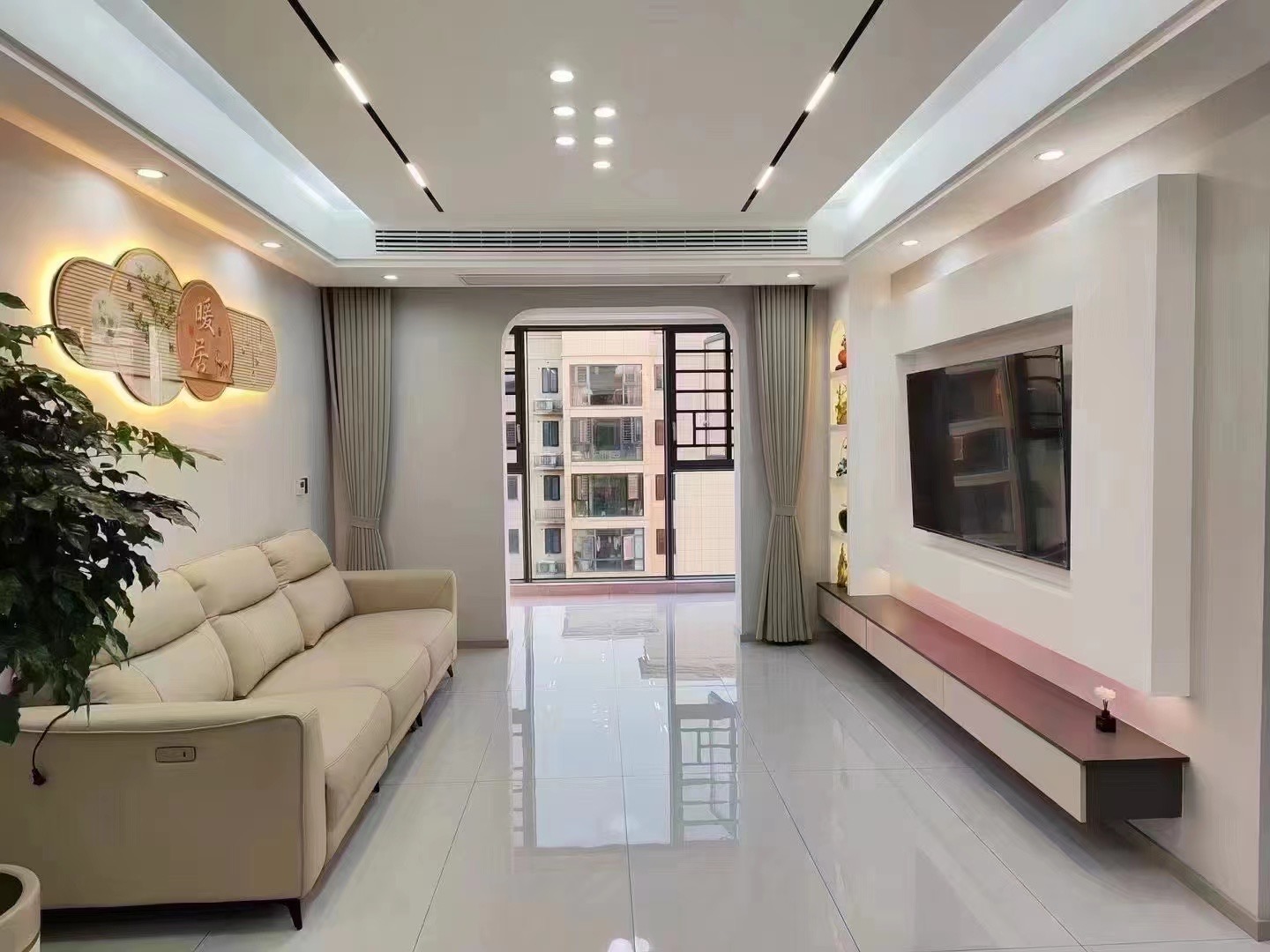 新二中对面，32号楼，湖景房，，三开间朝南，满二 ，全新装修