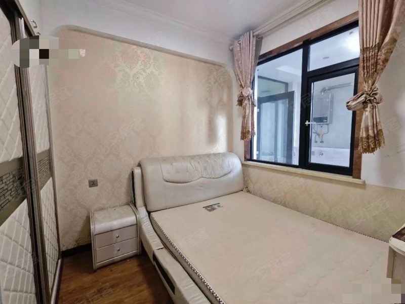 365，亏本急售，元泰三中旁，精装2房2卫，中间楼层11楼，月供2000入住，以租养贷，书包房，