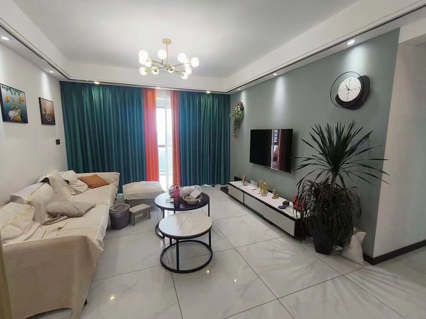 房东亏本急卖，沔街边上，御湖世家，精装三房，​电梯10楼，精装5400，9成新