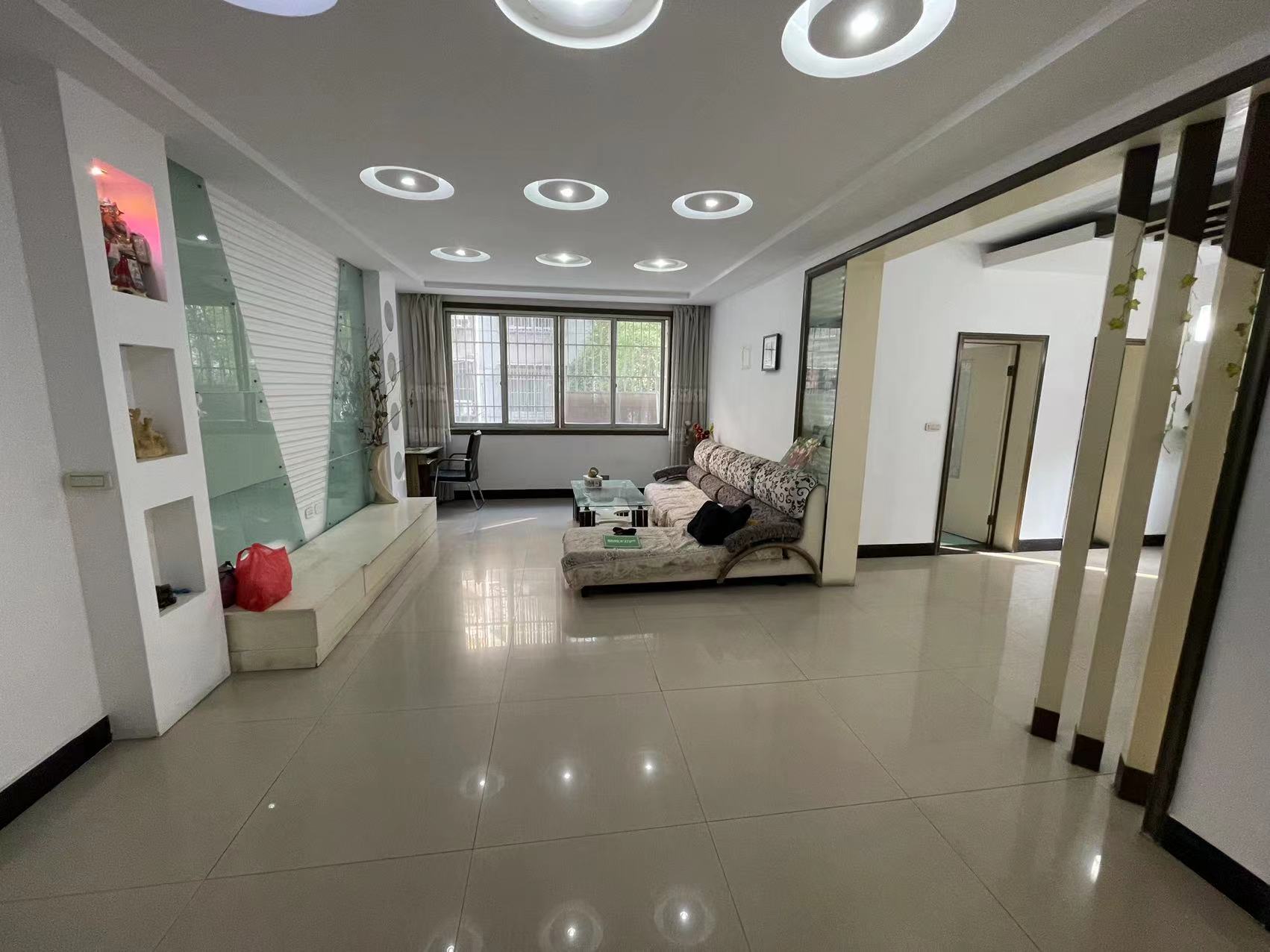 环球附近，钱沟上坡，步梯架空一楼，精装修四房，楼龄新，格局好