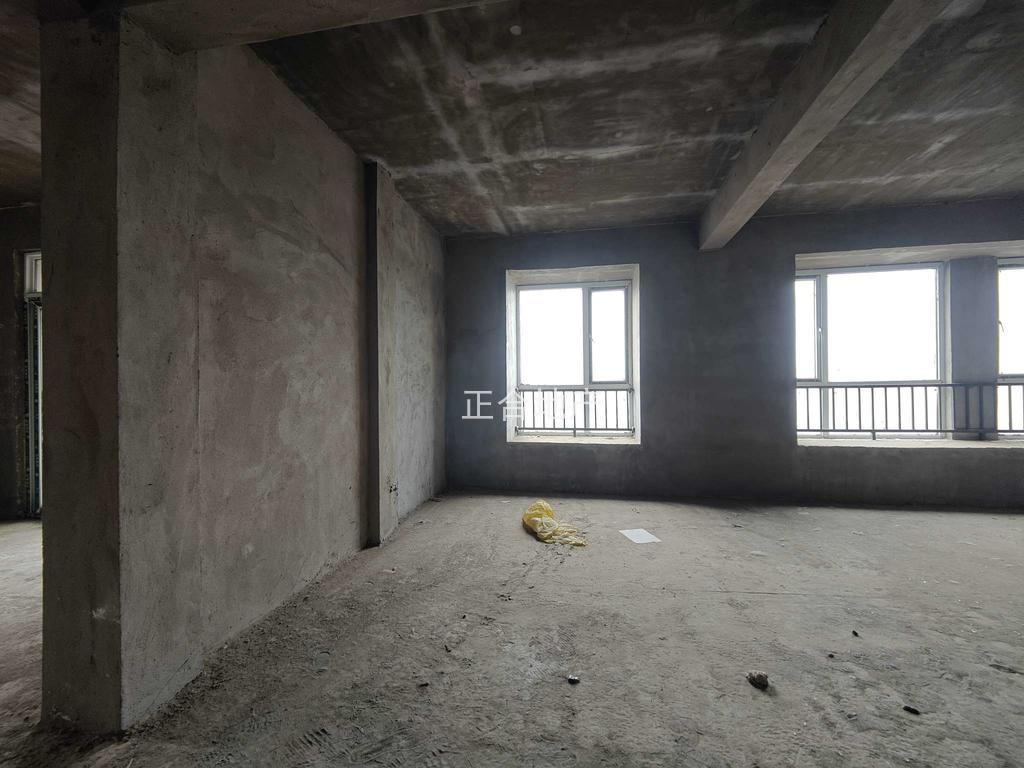 城南，新三中旁，元泰未来城，超大转角阳台，大平层，单价4800，送车位一梯一户,