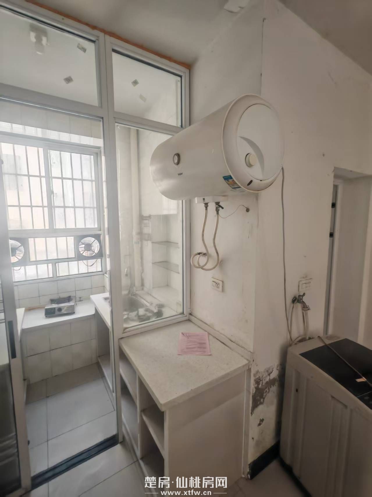 离仙桃中学和富迪三友生活广场50米，汉江学生公寓