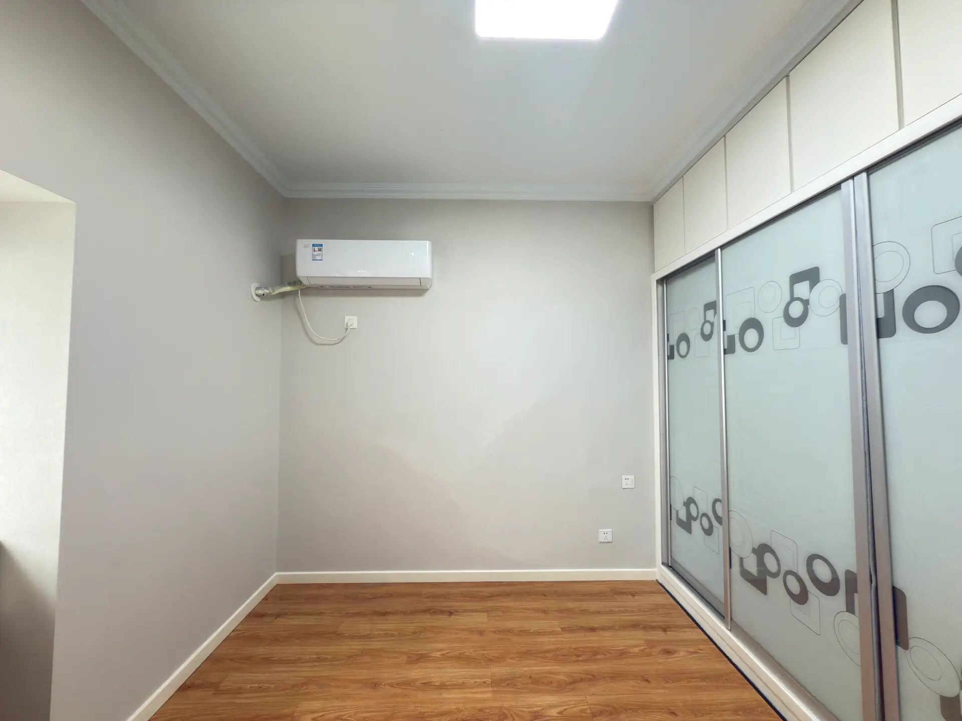 捡漏，武商旁，电梯小高层，电梯精装四房，家具家电全送，单价4300。