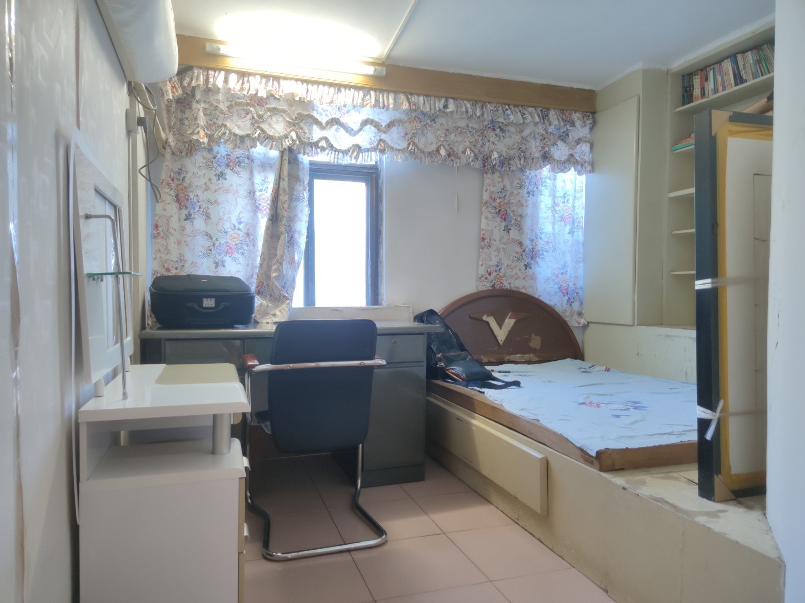 粮局宿舍楼，江汉家具城，老房权证，可拓展至四房，楼梯缓