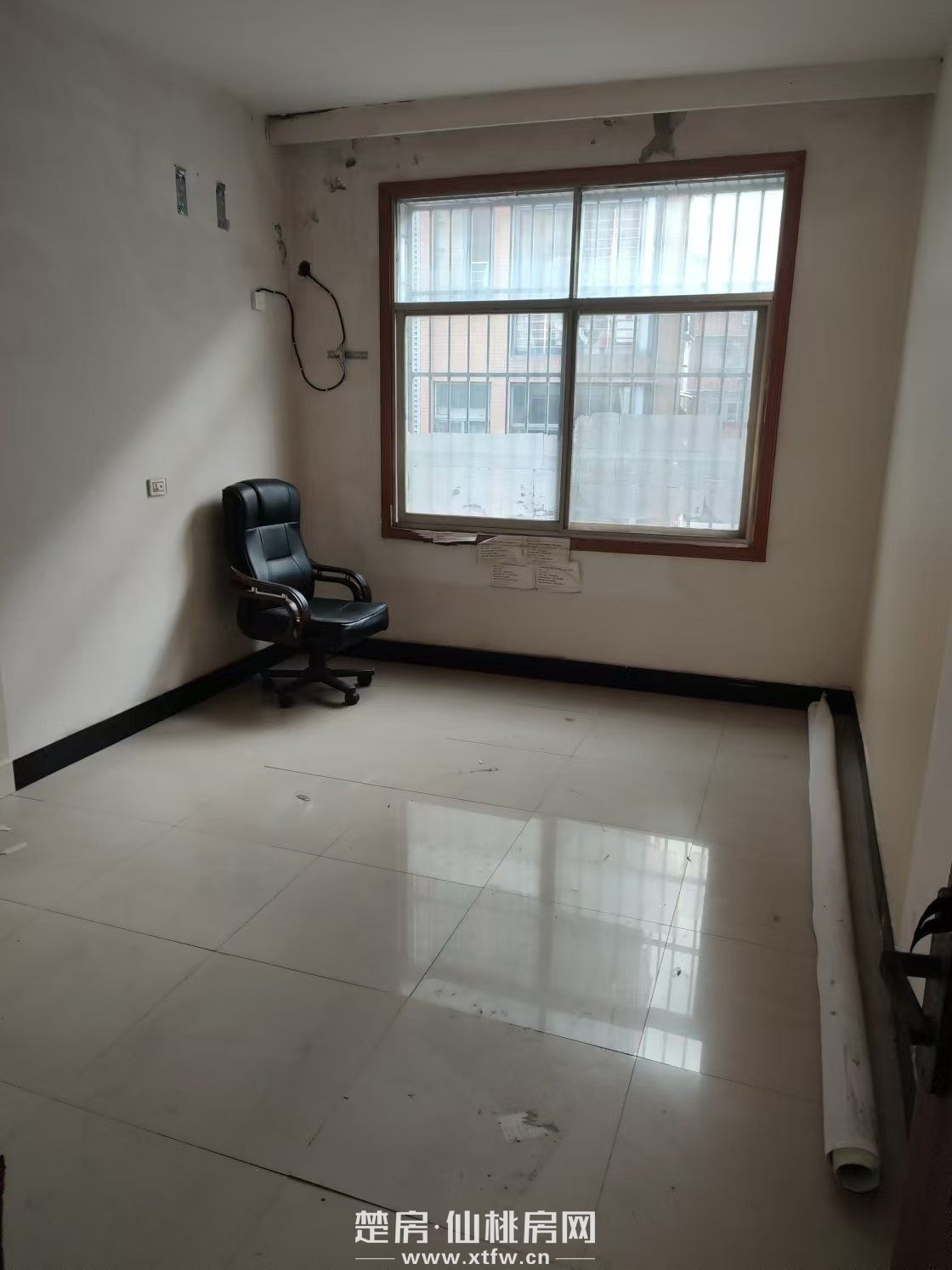 大洪小区大洪路西一巷仙桃中学三层私房出租出售，一楼可以做门面